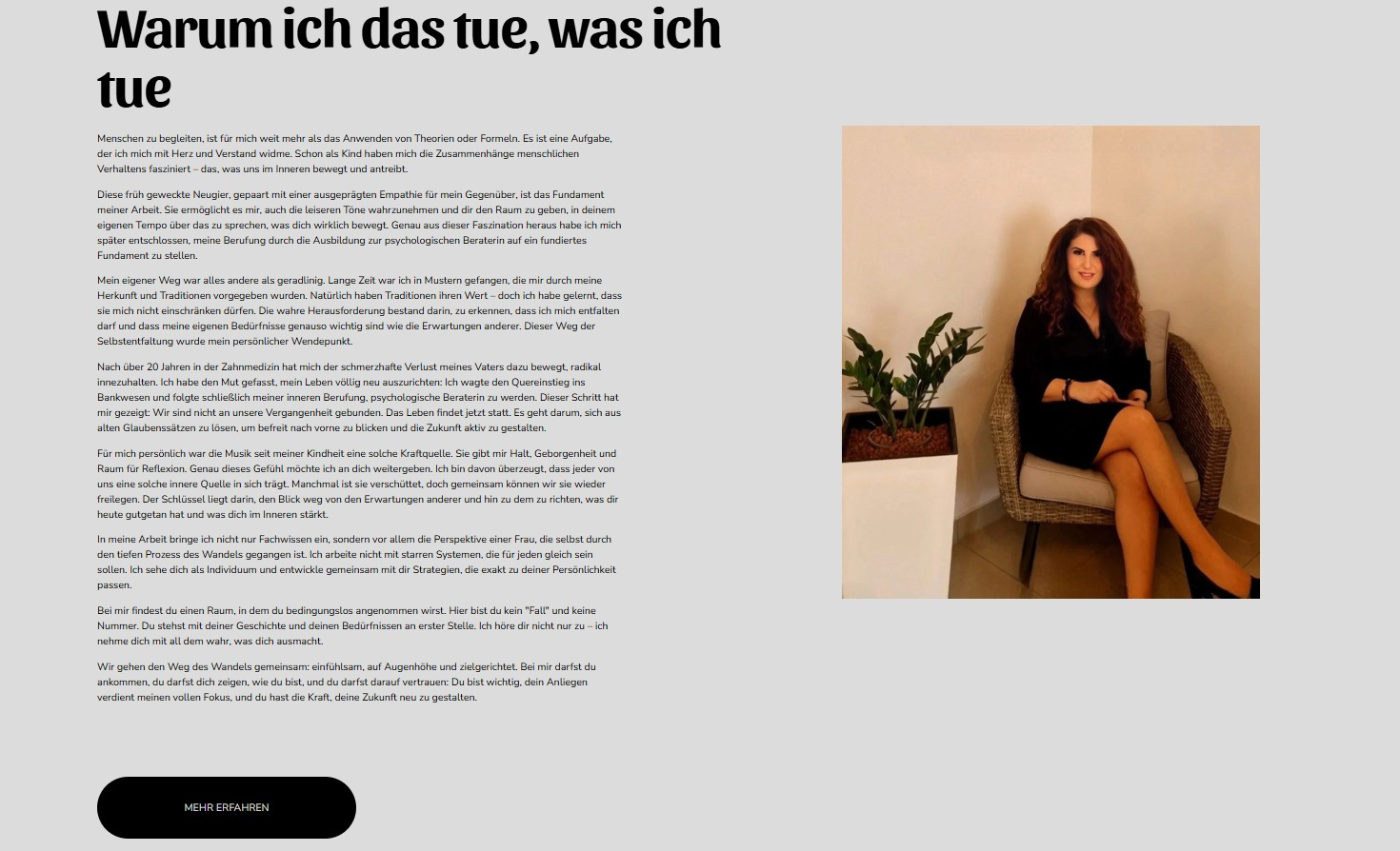 Giusi sitzt in einem Korbsessel.